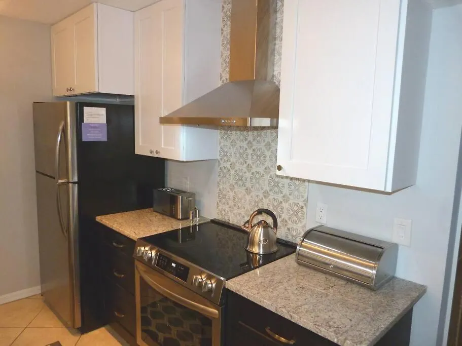 Spectacular, New Professional Decor, Near Dis, No Steps, Pool, Patio, Rates! Holiday home