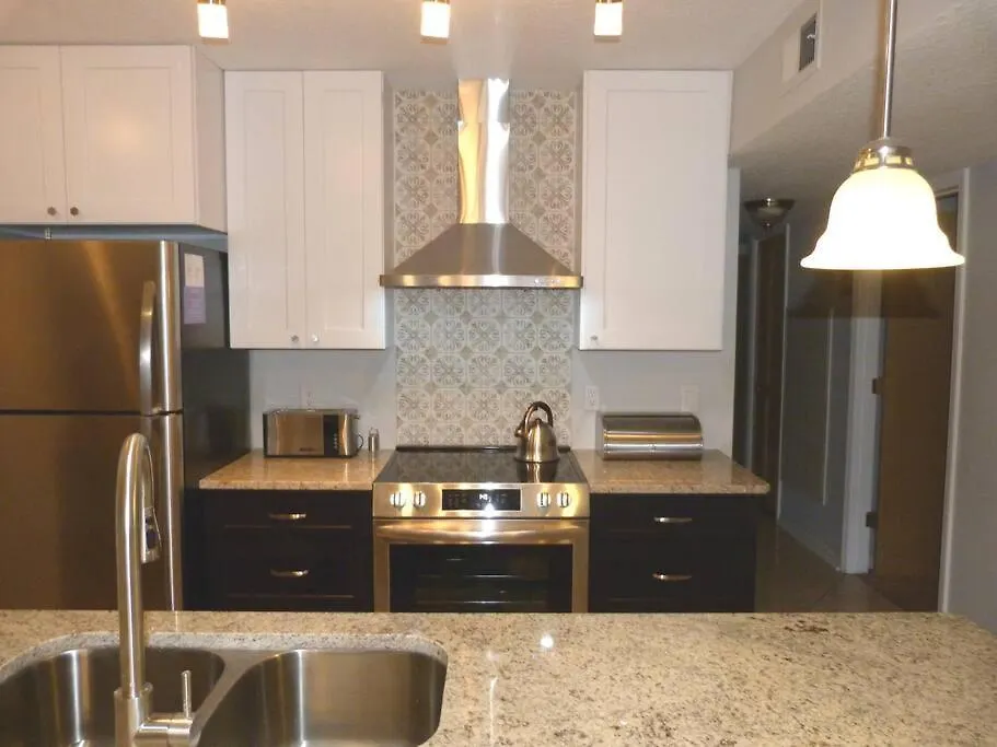 Holiday home Spectacular, New Professional Decor, Near Dis, No Steps, Pool, Patio, Rates! Kissimmee