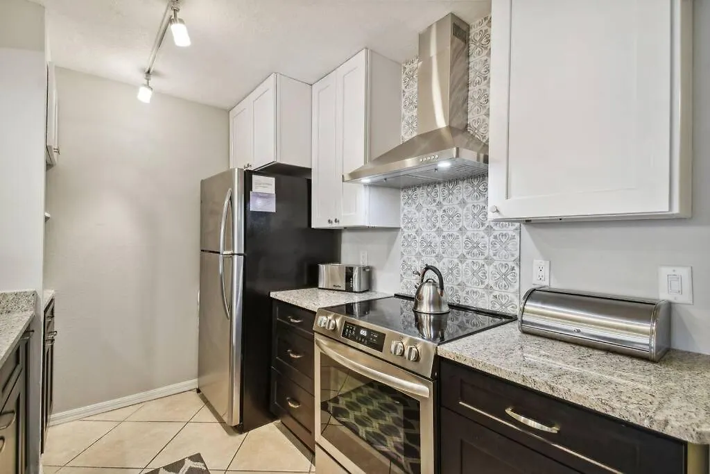 Spectacular, New Professional Decor, Near Dis, No Steps, Pool, Patio, Rates! Kissimmee