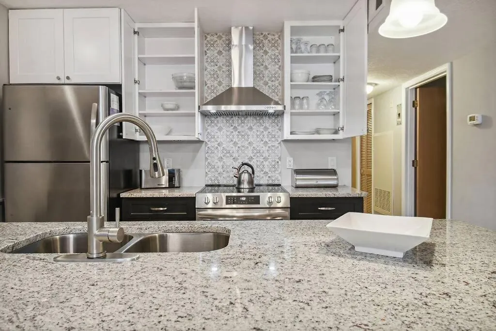 Spectacular, New Professional Decor, Near Dis, No Steps, Pool, Patio, Rates!
