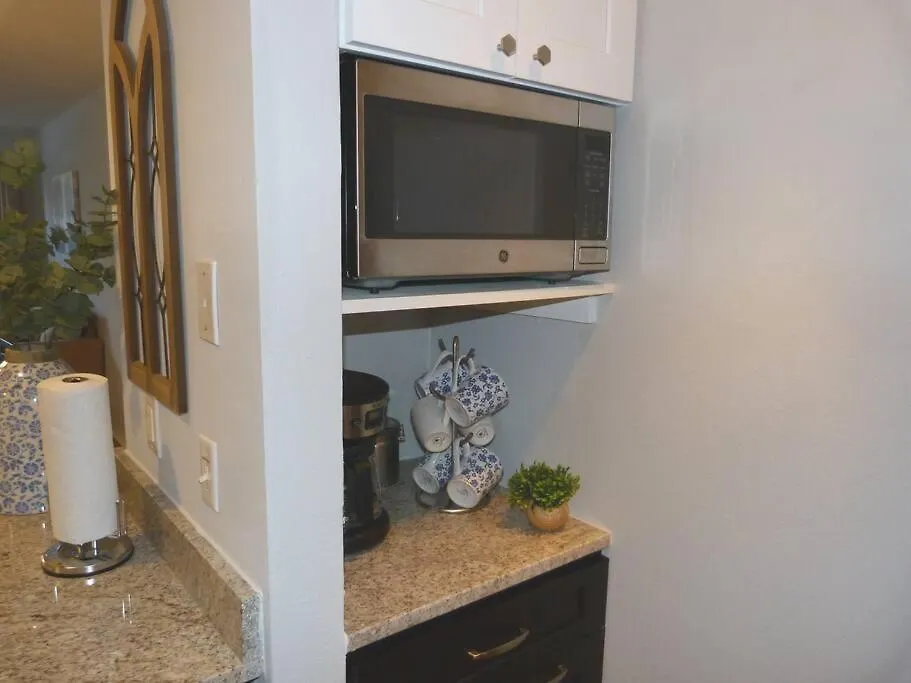 Spectacular, New Professional Decor, Near Dis, No Steps, Pool, Patio, Rates! Holiday home *