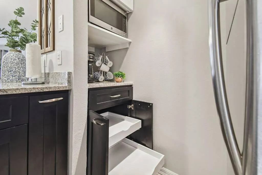 Spectacular, New Professional Decor, Near Dis, No Steps, Pool, Patio, Rates! Holiday home *