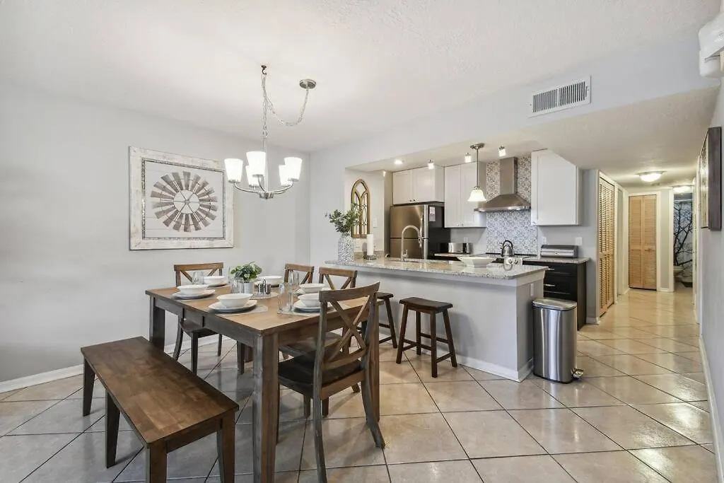 Spectacular, New Professional Decor, Near Dis, No Steps, Pool, Patio, Rates! Holiday home Kissimmee