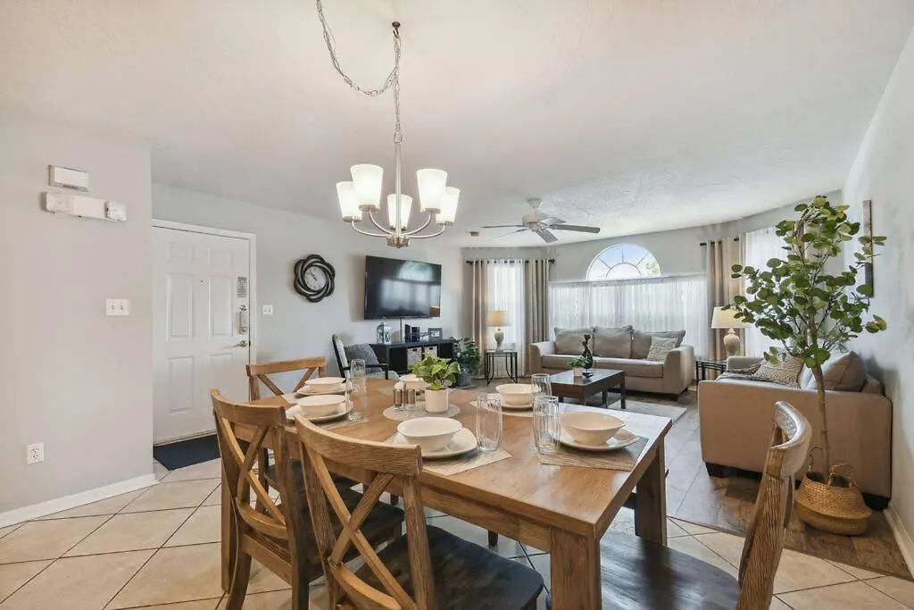 Holiday home Spectacular, New Professional Decor, Near Dis, No Steps, Pool, Patio, Rates!