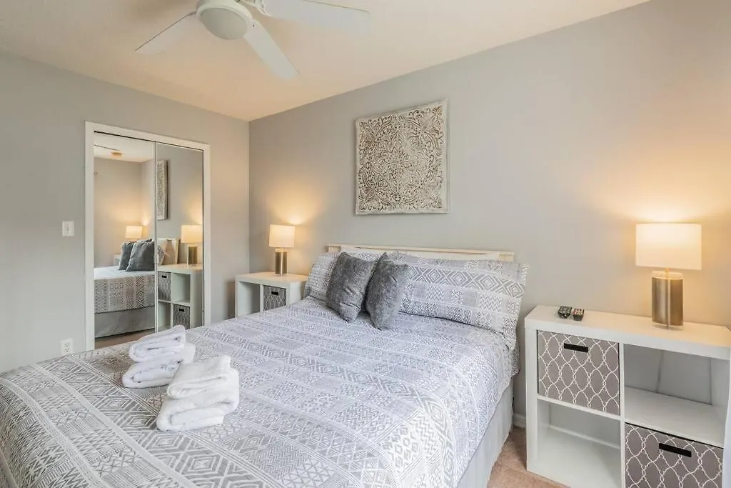 Spectacular, New Professional Decor, Near Dis, No Steps, Pool, Patio, Rates! Holiday home *