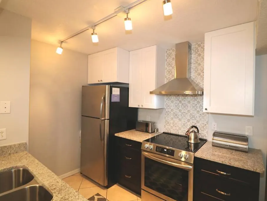 Spectacular, New Professional Decor, Near Dis, No Steps, Pool, Patio, Rates! Holiday home Kissimmee