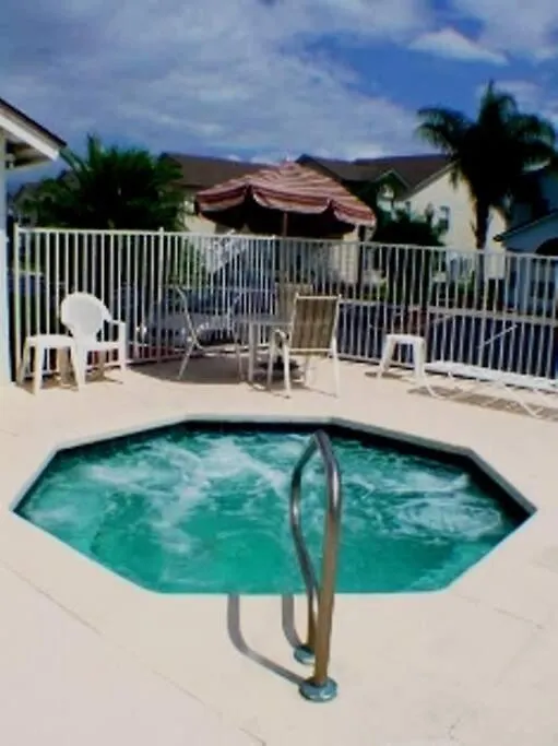 Holiday home Spectacular, New Professional Decor, Near Dis, No Steps, Pool, Patio, Rates! Kissimmee