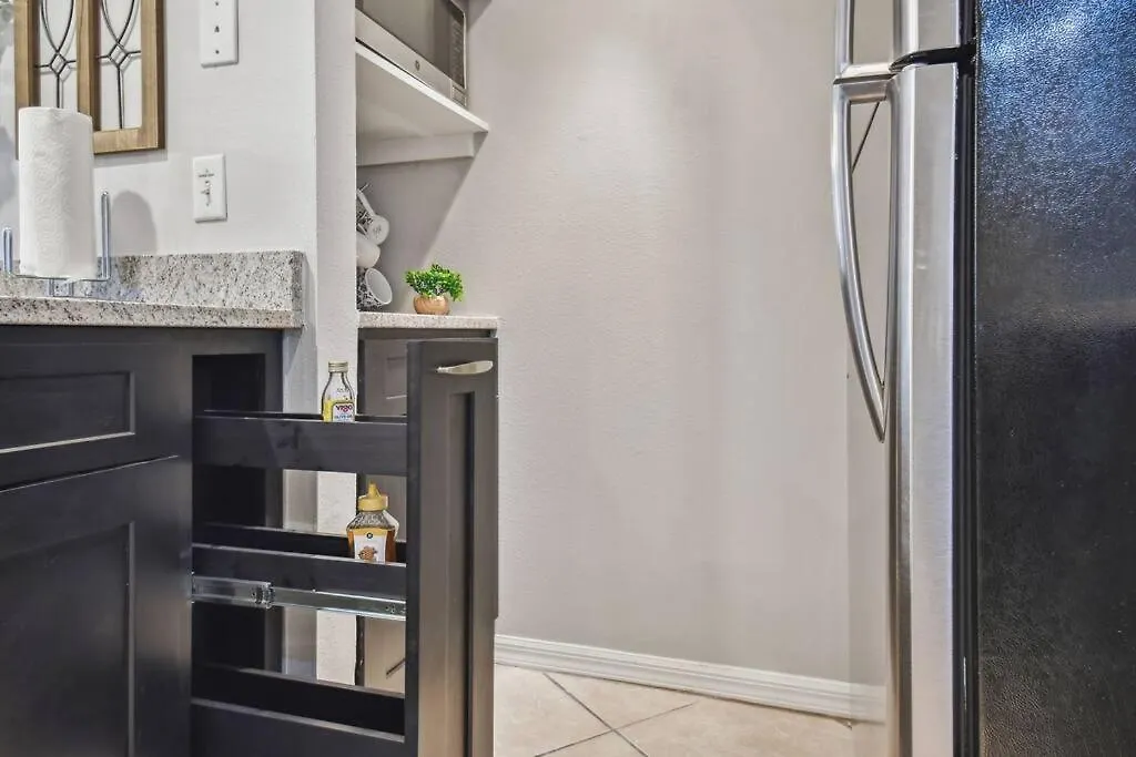 Spectacular, New Professional Decor, Near Dis, No Steps, Pool, Patio, Rates! *