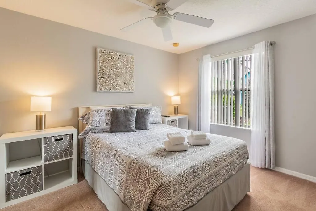 Holiday home Spectacular, New Professional Decor, Near Dis, No Steps, Pool, Patio, Rates!