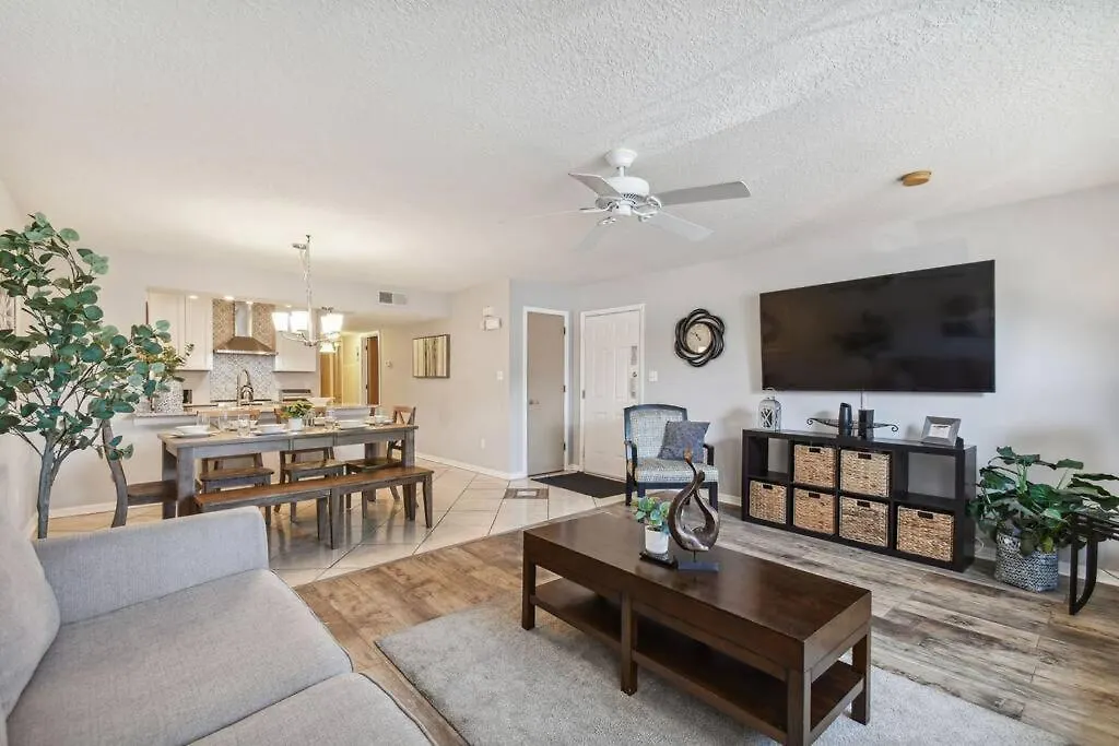 Spectacular, New Professional Decor, Near Dis, No Steps, Pool, Patio, Rates! Holiday home Kissimmee