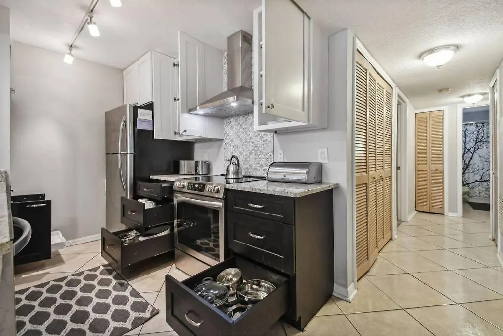 Holiday home Spectacular, New Professional Decor, Near Dis, No Steps, Pool, Patio, Rates! Kissimmee