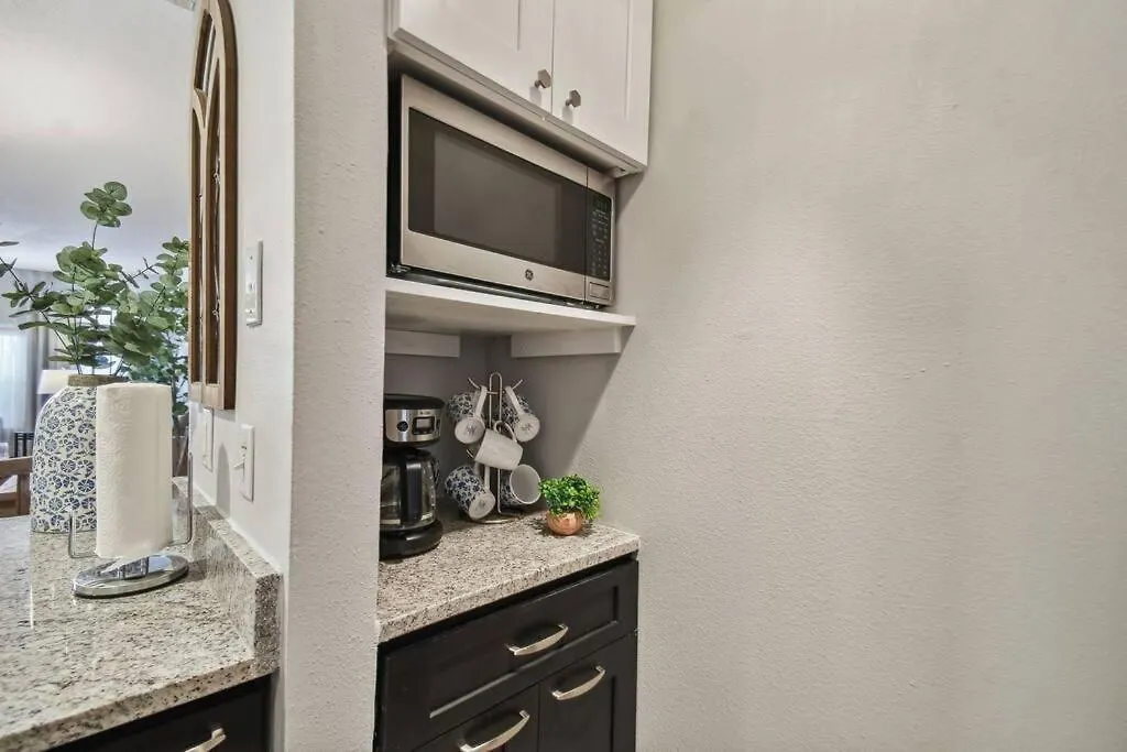 Spectacular, New Professional Decor, Near Dis, No Steps, Pool, Patio, Rates! Holiday home Kissimmee