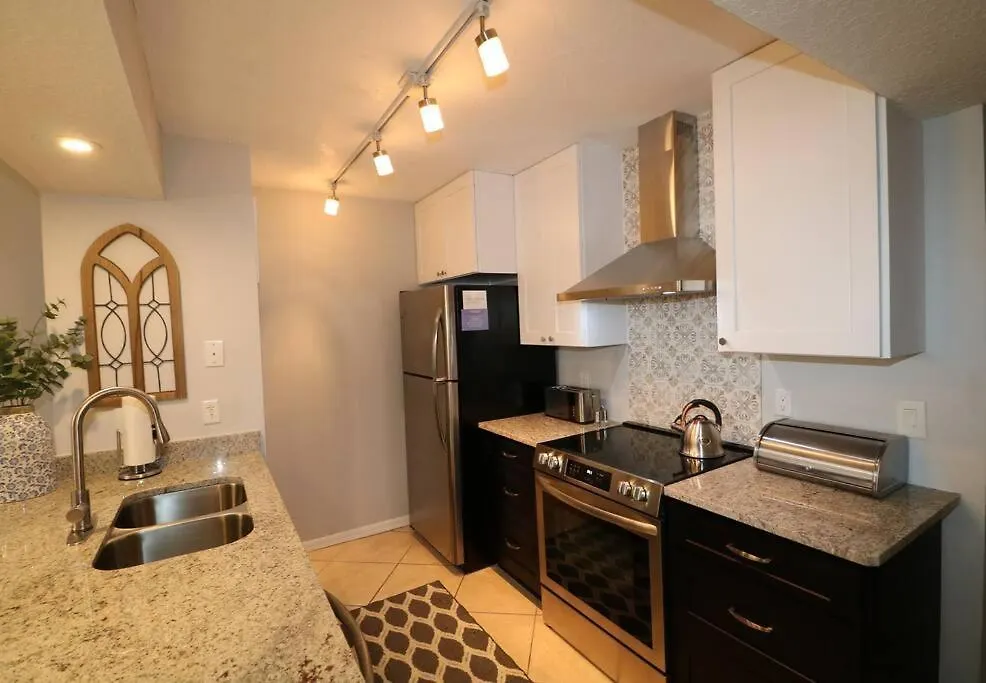 Holiday home Spectacular, New Professional Decor, Near Dis, No Steps, Pool, Patio, Rates! Kissimmee