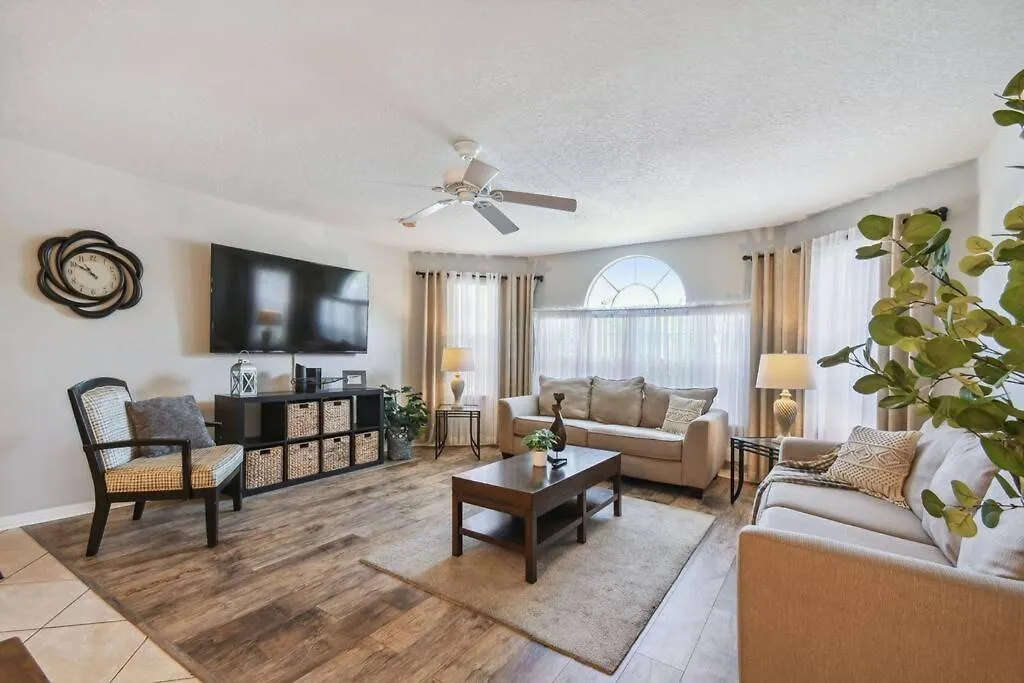 Holiday home Spectacular, New Professional Decor, Near Dis, No Steps, Pool, Patio, Rates! *