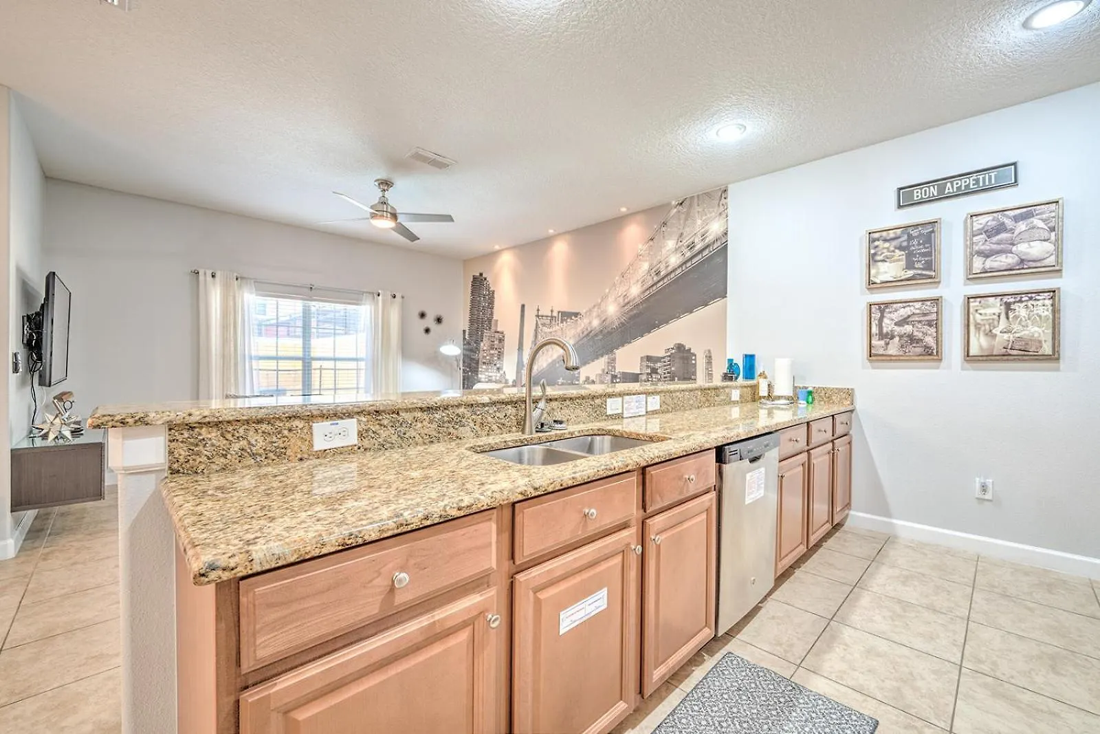 Beautiful Townhome Just 8 Miles From *