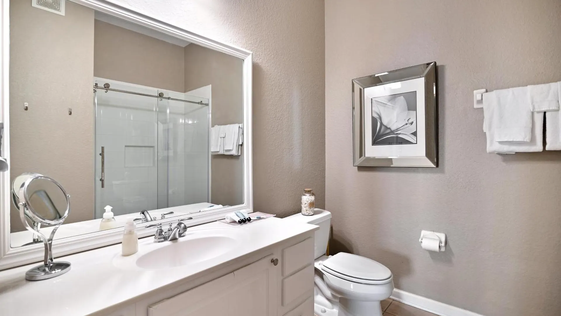 Stunning Vista Cay View Penthouse Loft Near Theme Parks And Walk To The Convention Center Holiday home