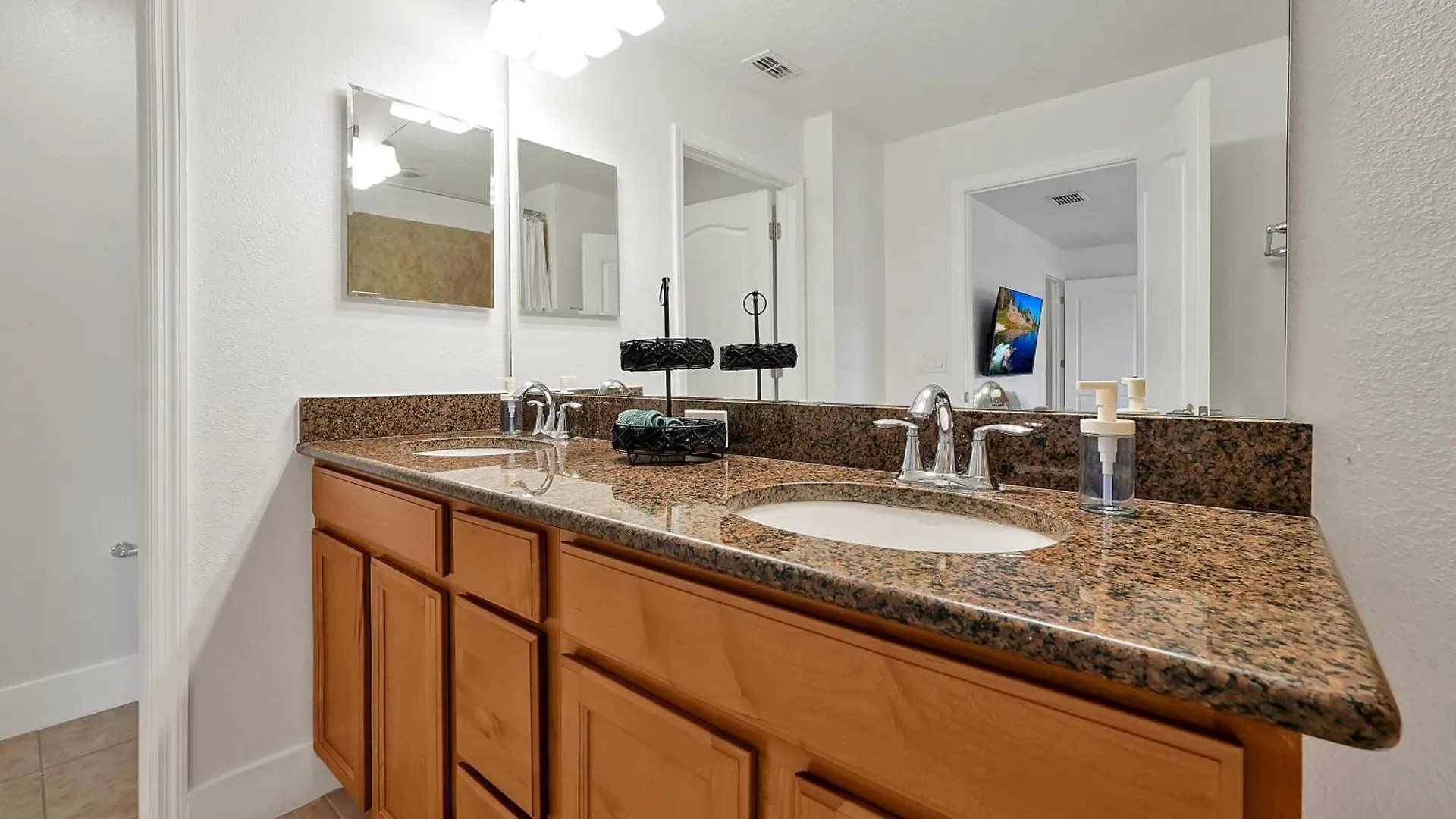 Stylish & Cozy Retreat Prime Location Fully Equipped *