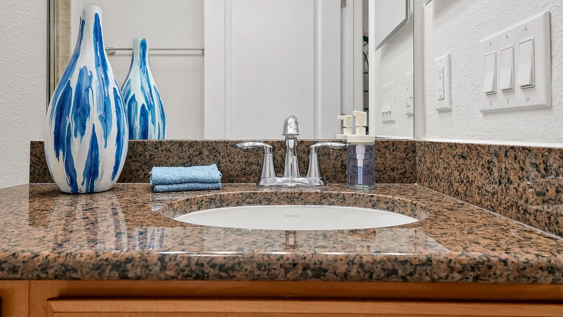 Stylish & Cozy Retreat Prime Location Fully Equipped