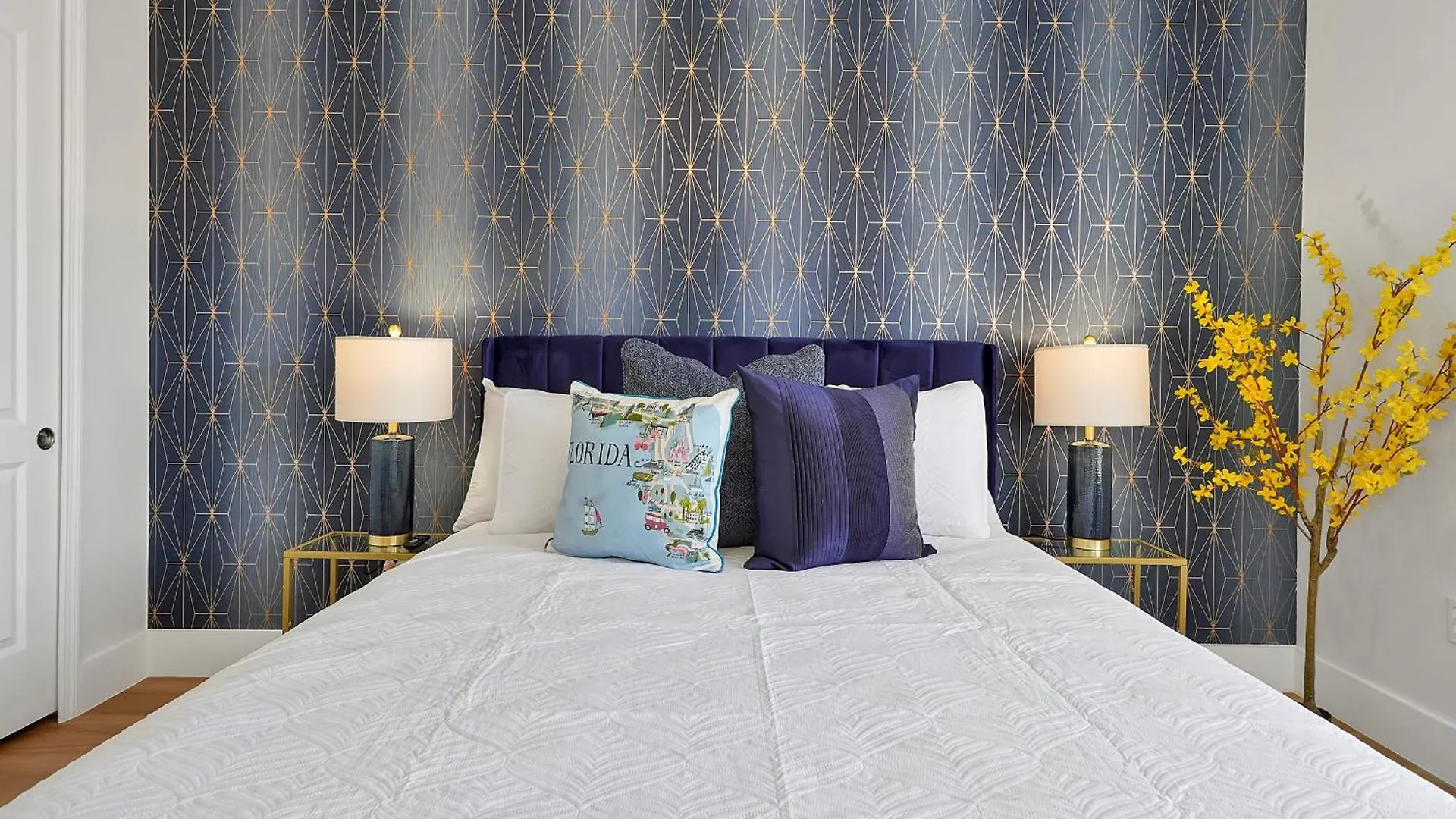 Stylish & Cozy Retreat Prime Location Fully Equipped