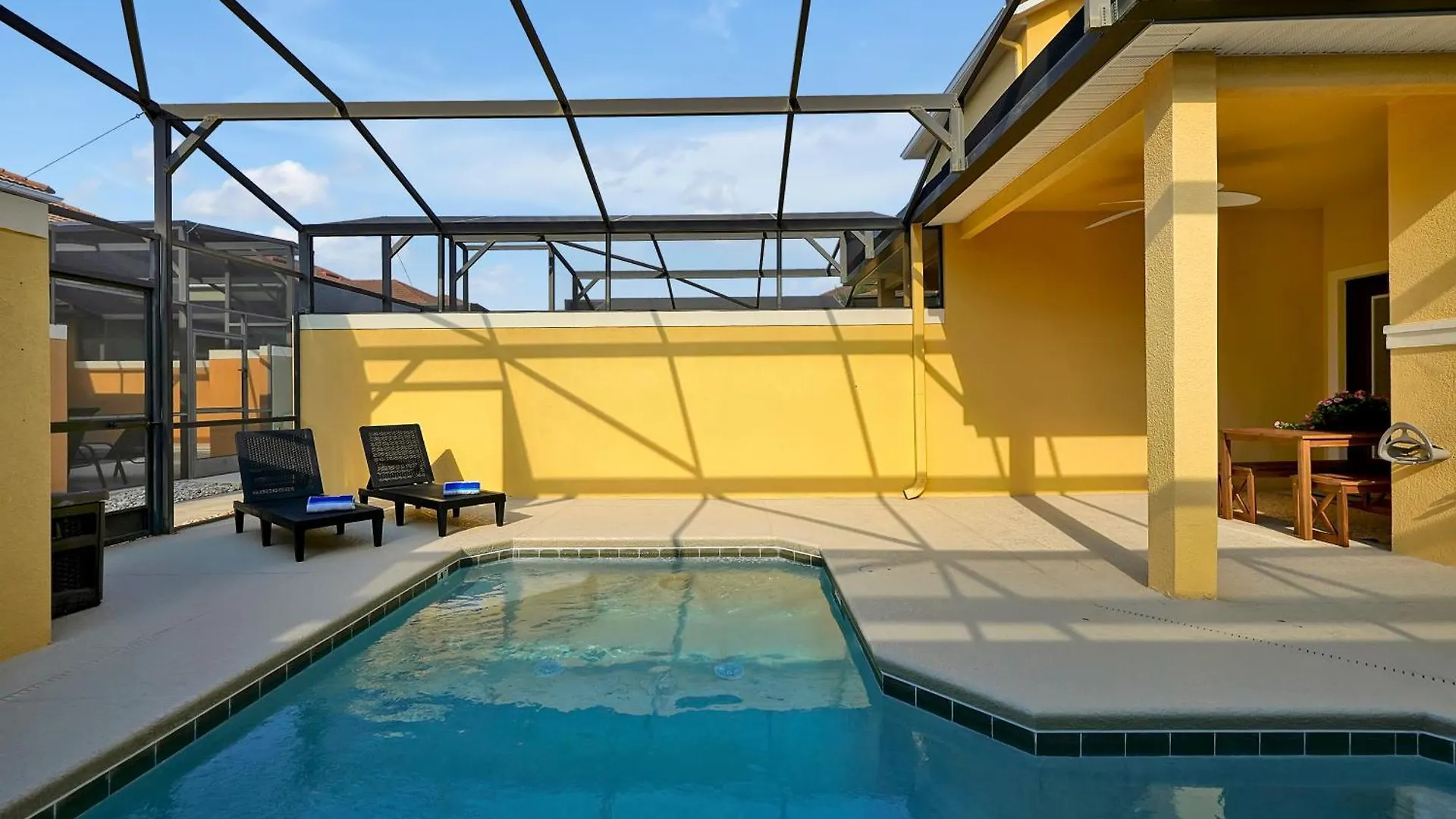 Stylish & Cozy Retreat Prime Location Fully Equipped *