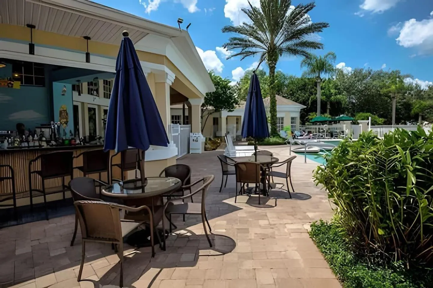 Pool & Great Location Relaxing 4bd 6mi Holiday home *