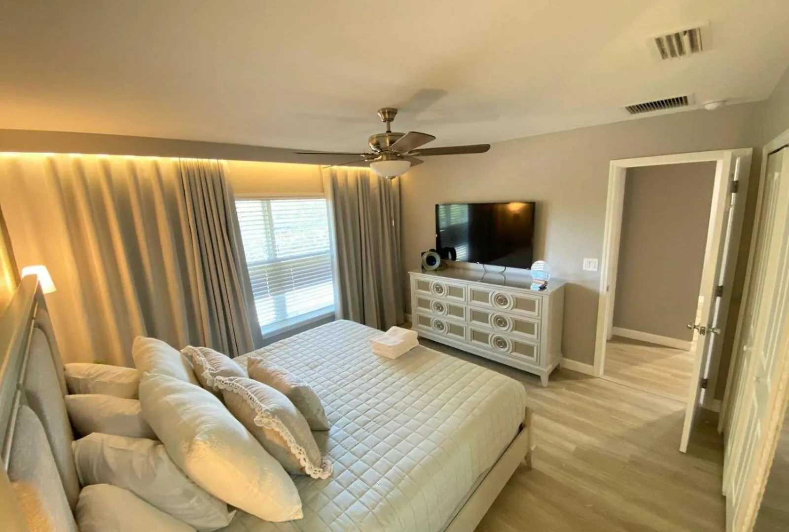 Holiday home Beautiful W Private Pool Le Rive 2100 *