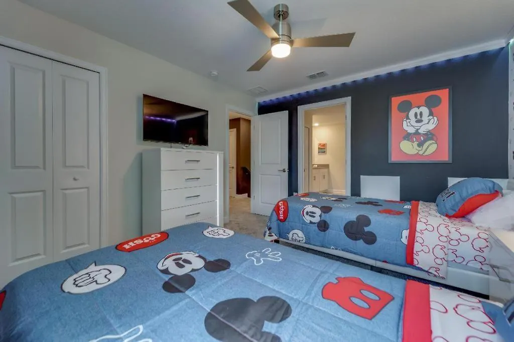 9 Bedroom Family Friendly Retreat - Private Pool Kissimmee
