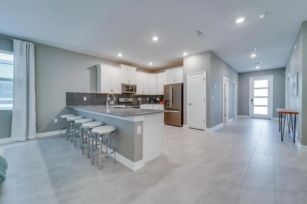 9 Bedroom Family Friendly Retreat - Private Pool Kissimmee