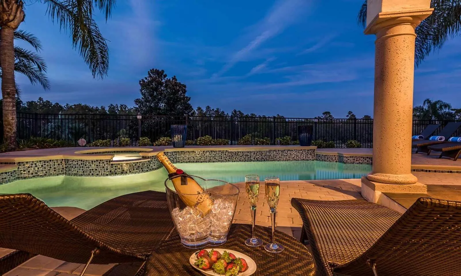 Spacious Sleek 6 Bdrm On Golf Course At Reunion Holiday home *