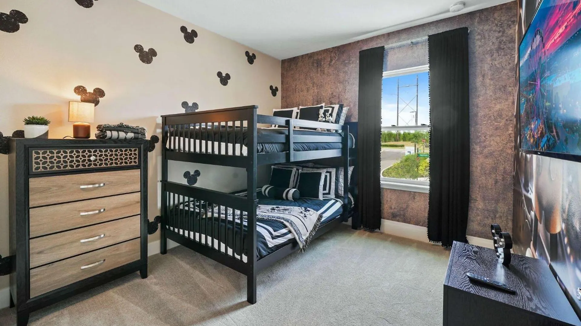 W477 - The Blue Suede Townhome Holiday home