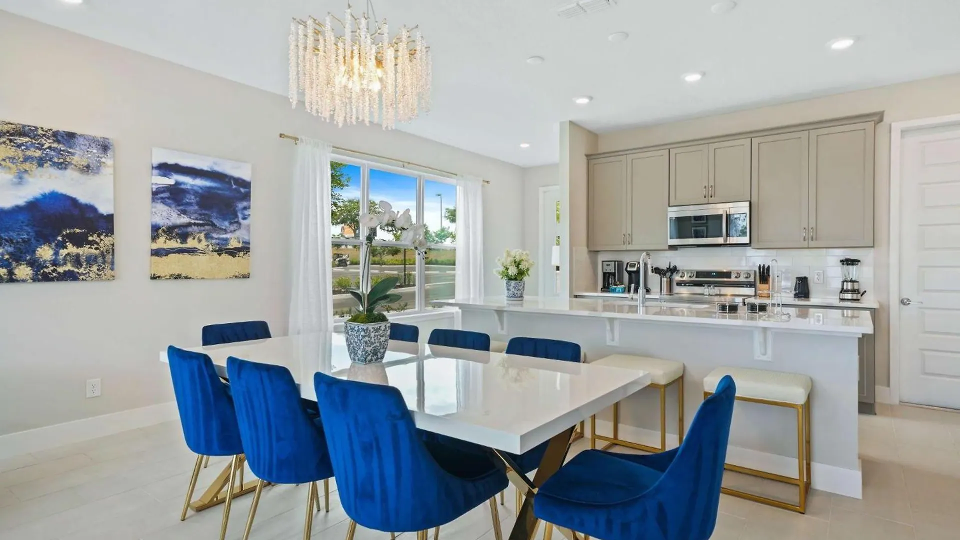 Holiday home W477 - The Blue Suede Townhome *