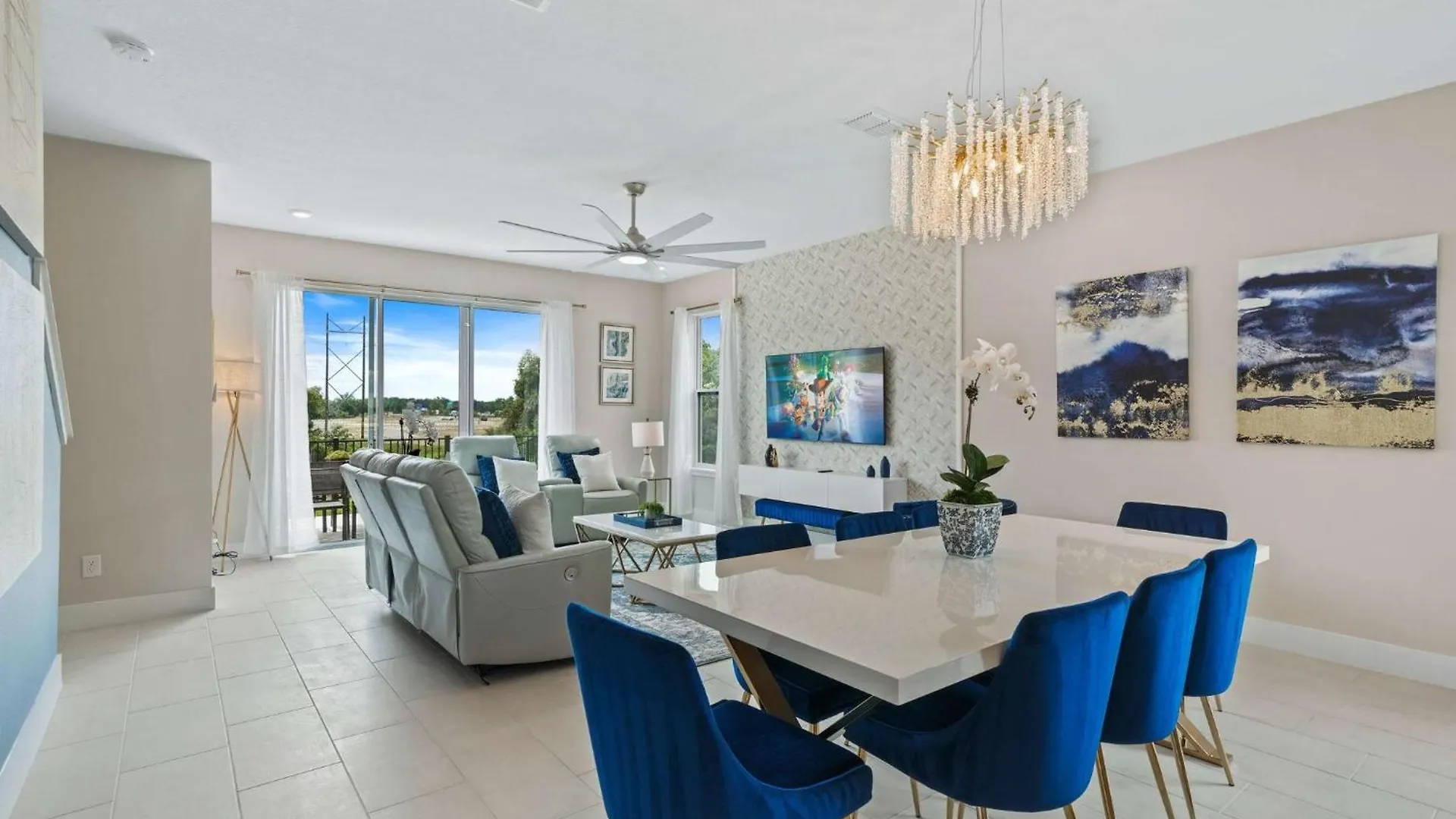W477 - The Blue Suede Townhome Holiday home *