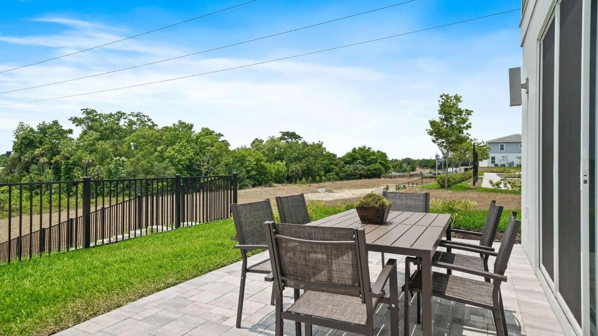 W477 - The Blue Suede Townhome Holiday home
