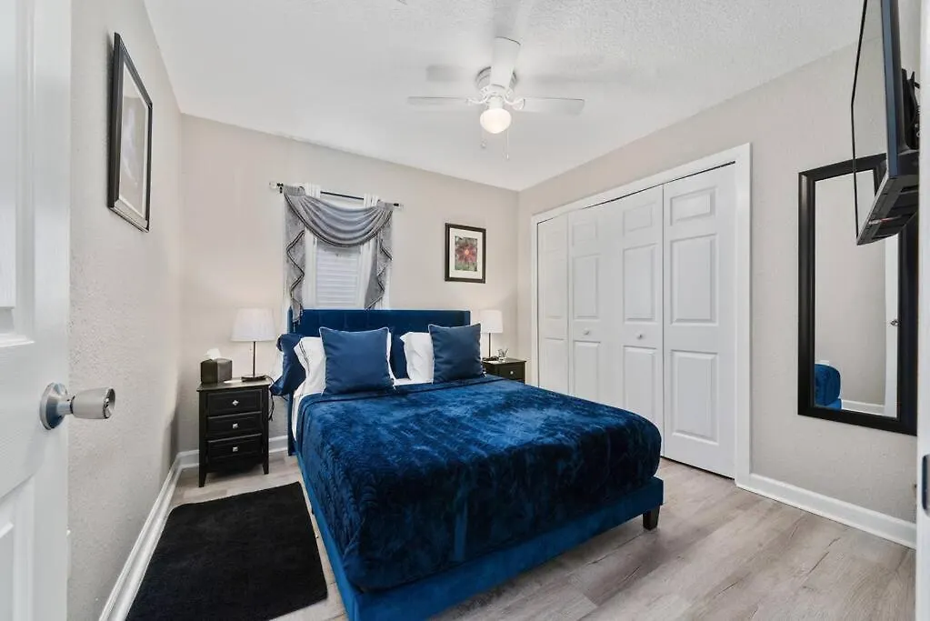 Beautiful Near Disney, Heated Pool, Bbq, 4 Bedrooms Kissimmee