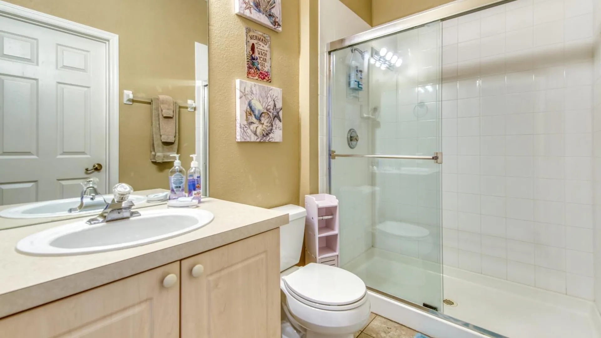 Magical Getaway Close To Disney! Pool, Gym, & Wifi