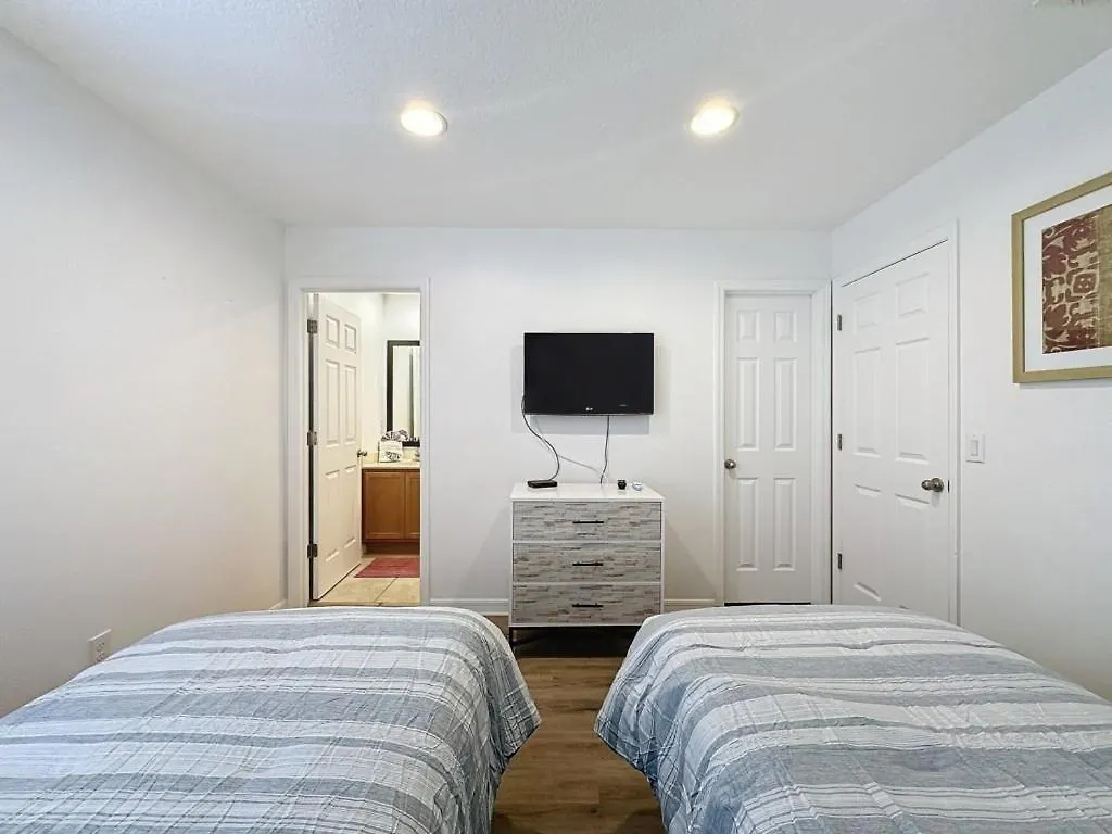 Amazing Townhouse Close To 2 Bed 2,5 Bath Townhouse