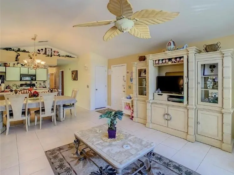 Spacious Close To Attractions Apartment