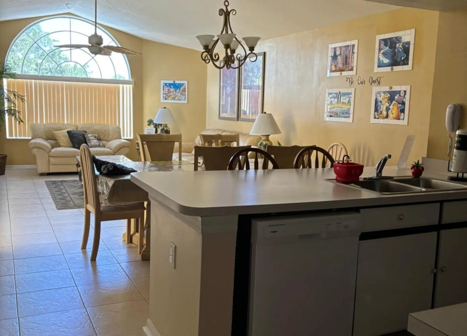 Spacious Close To Attractions Apartment *