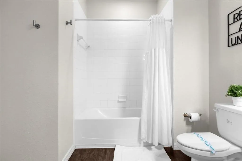 4 Bedrooms - 3 Bathrooms - Lucaya Village 13-105