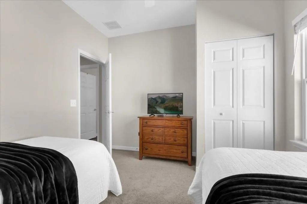 4 Bedrooms - 3 Bathrooms - Lucaya Village 13-105 Kissimmee