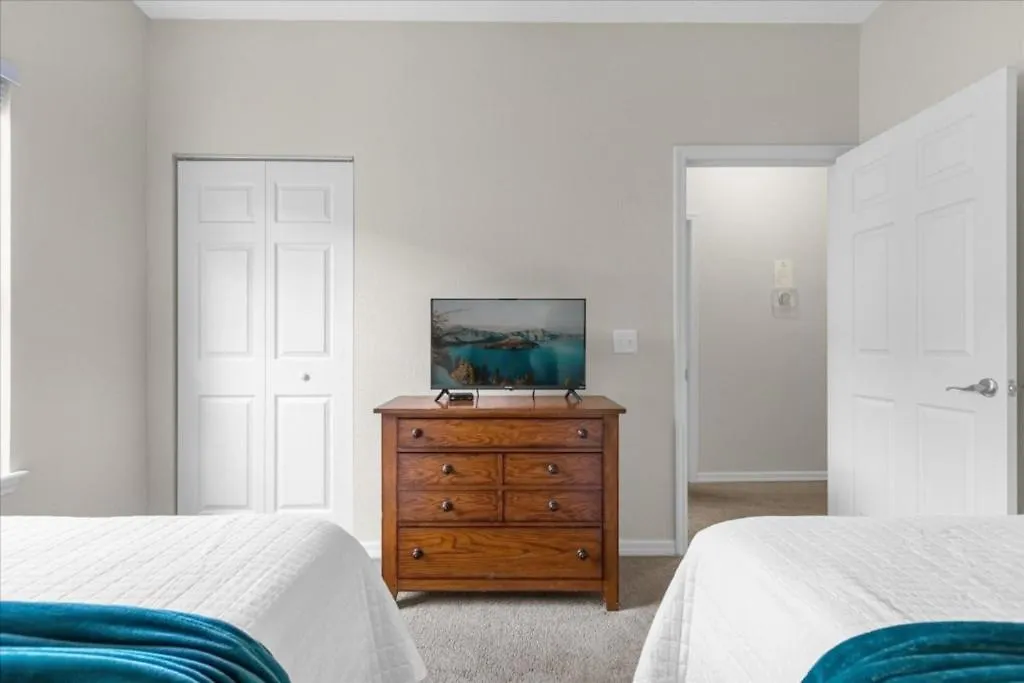 4 Bedrooms - 3 Bathrooms - Lucaya Village 13-105 Holiday home