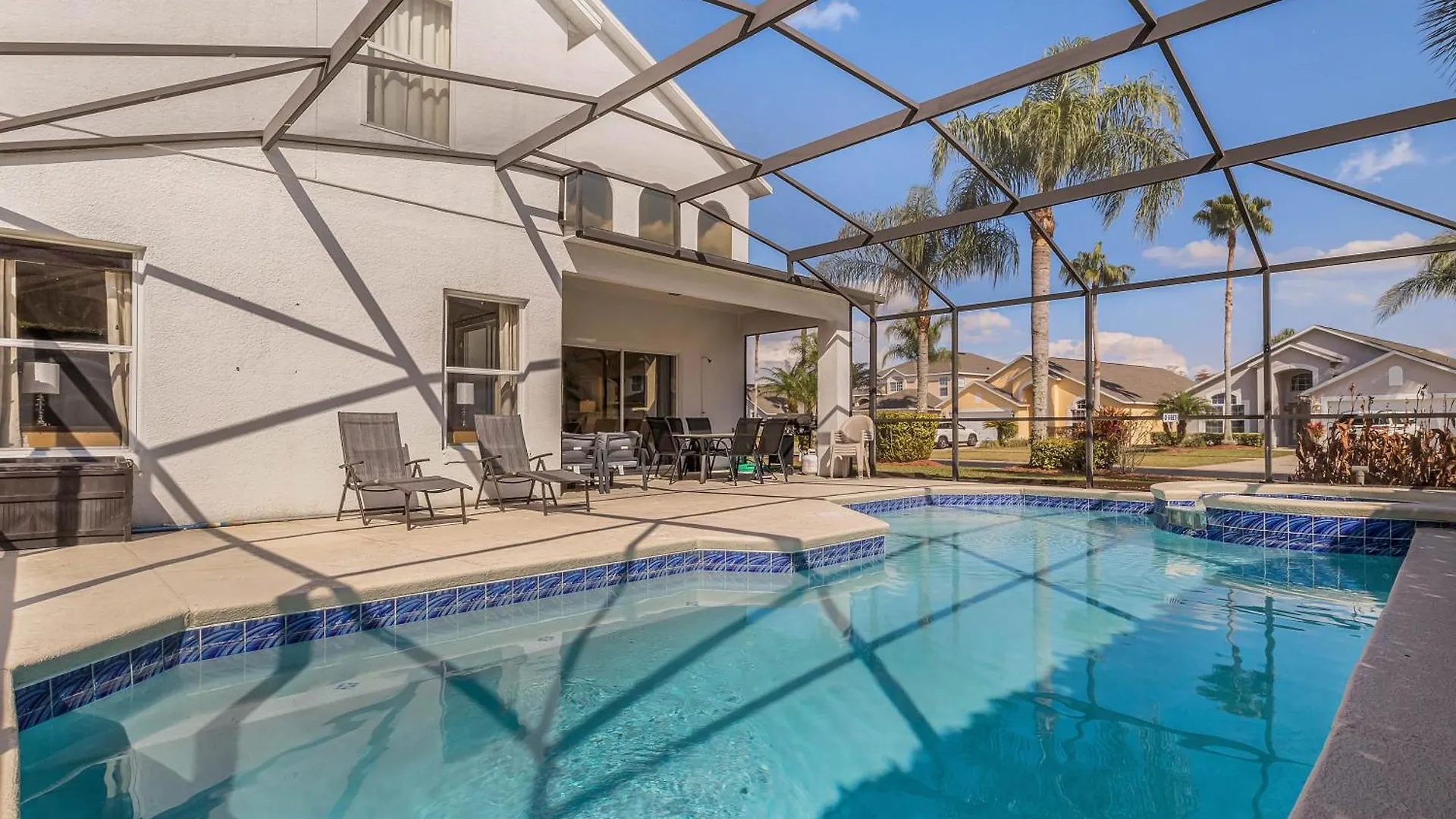 6 Bedrooms- 3,5 Bathrooms- Berkley 4700 Pl *