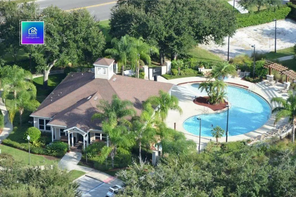 Spacious 4-bedroom House Near Disney *