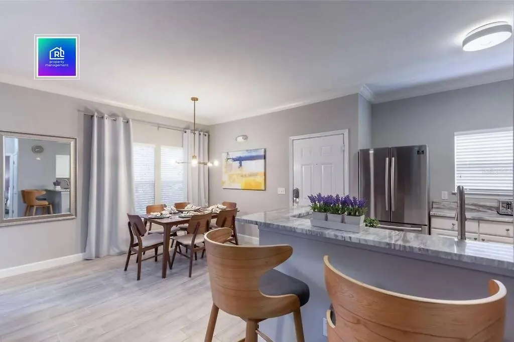 Spacious 4-bedroom House Near Disney