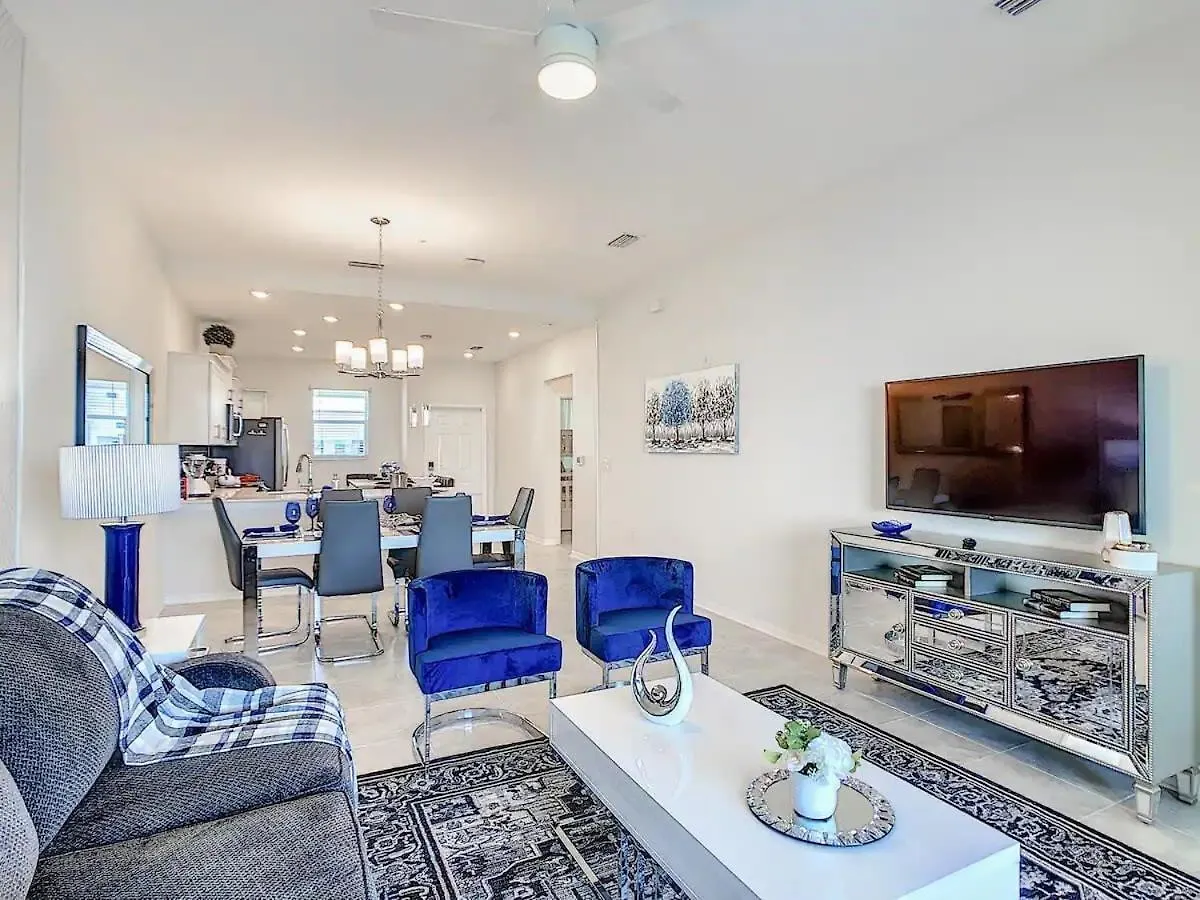 Terrific Thematic Lakeview 2b With 2 Clubhouses *