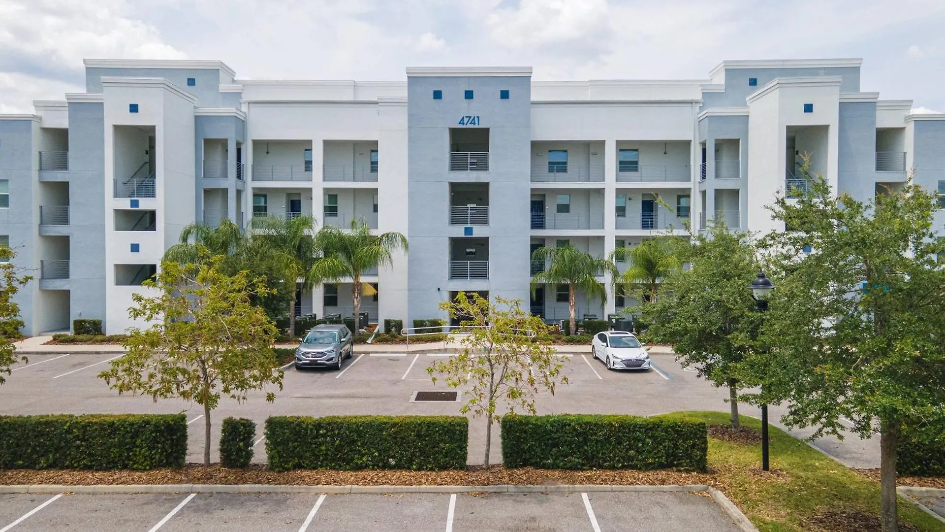 2 Bedroom Modern Near Sl4741 Apartment