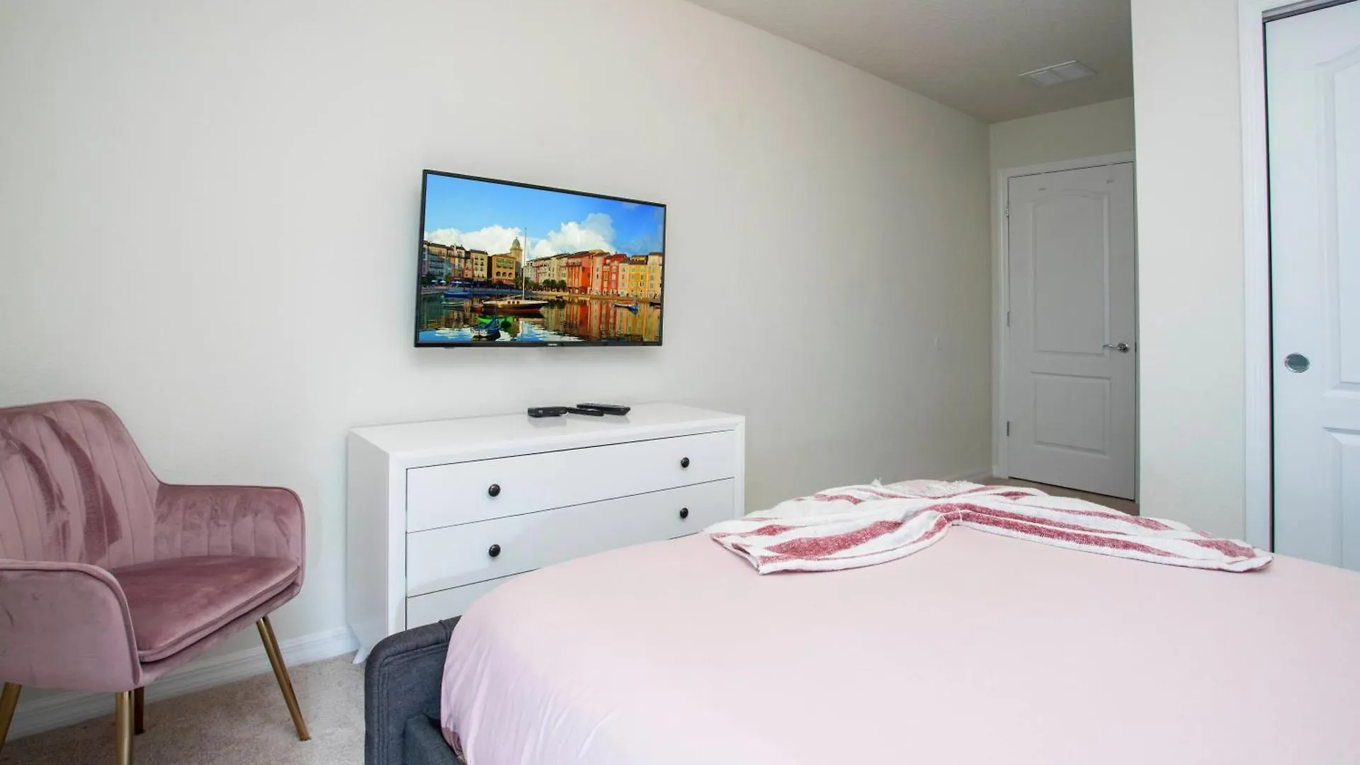 Gorgeous Themed Vacation With Pool Ww8915