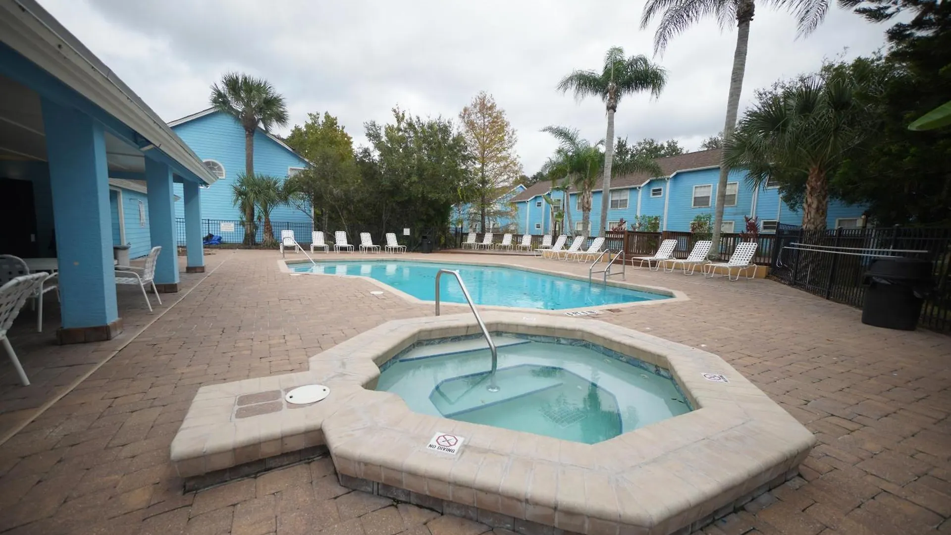 Near And Other Theme Parks Apartment