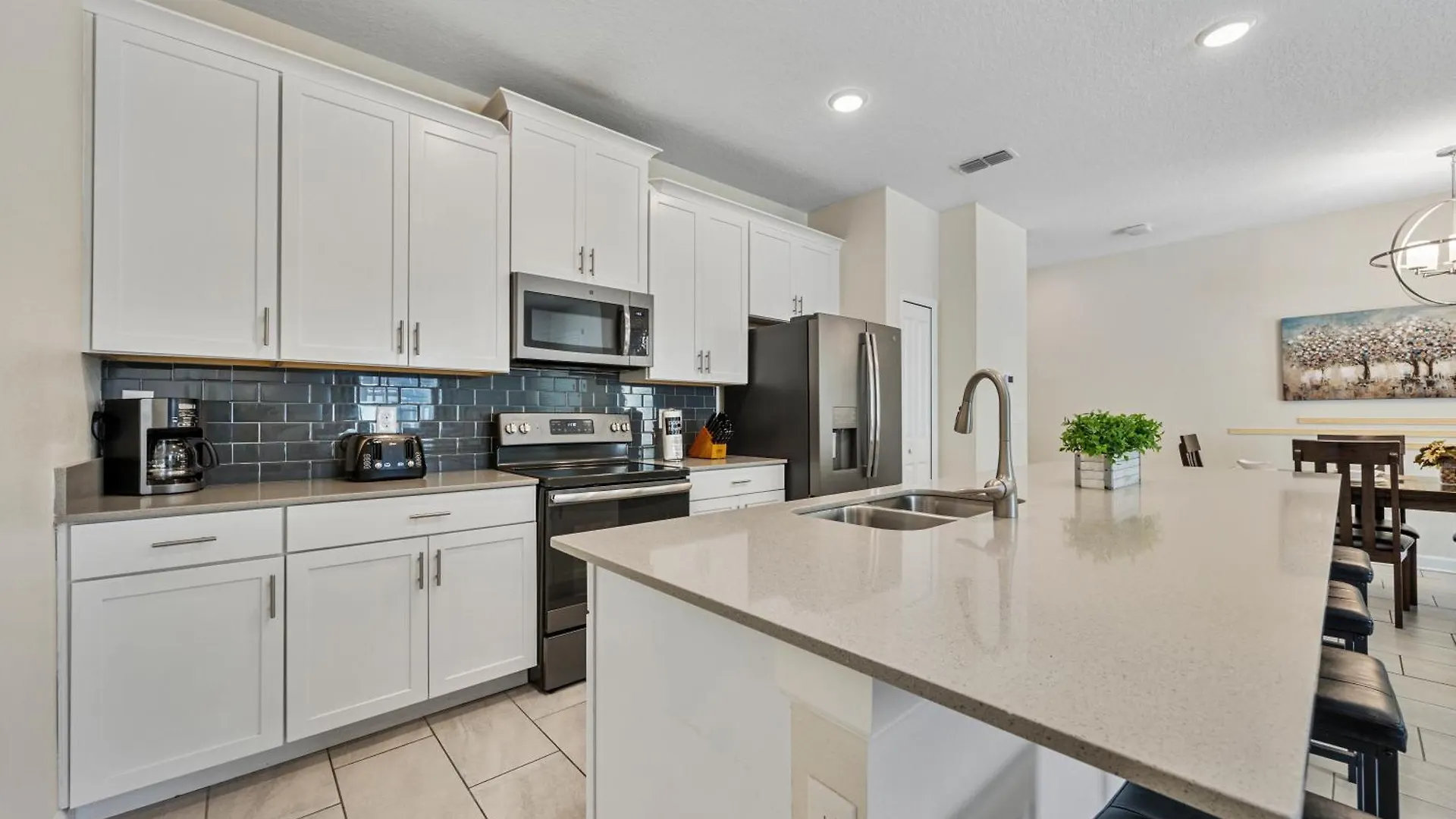 Renewed Luxury Townhouse With Private Pool