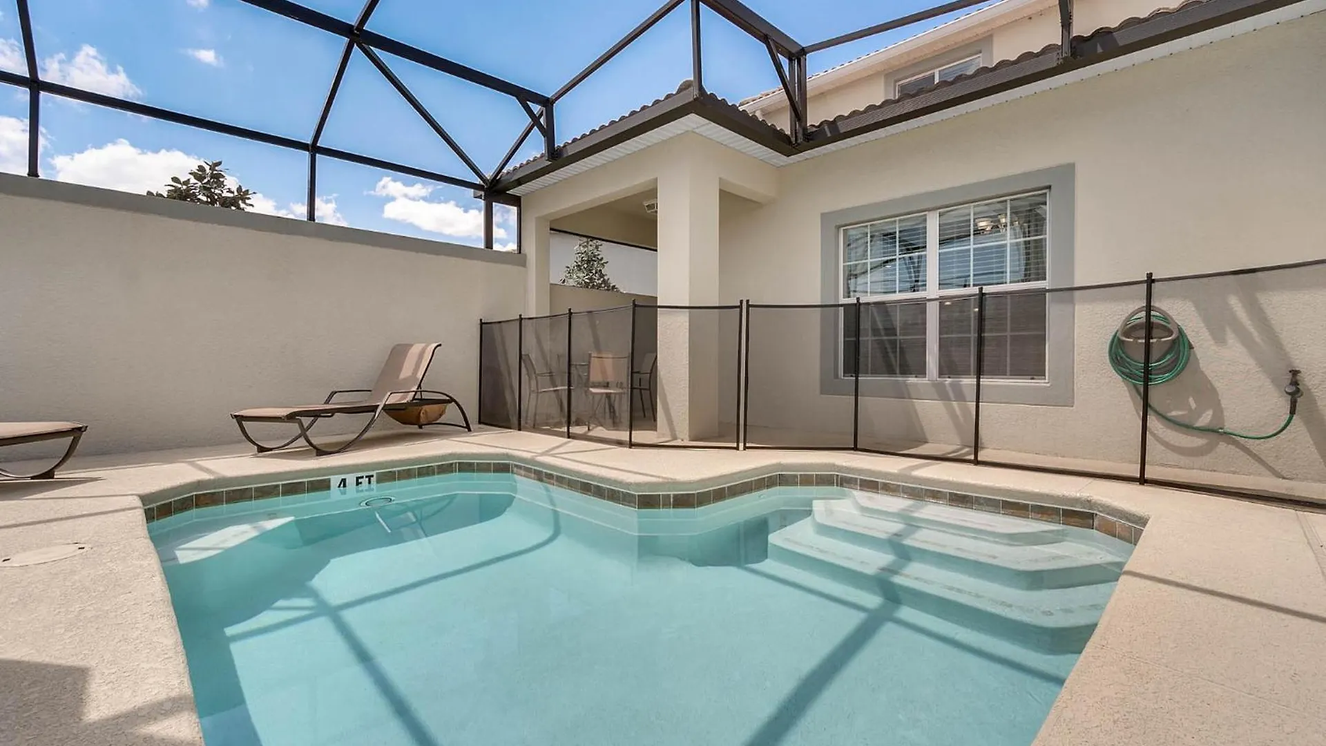 5 Bedrooms - 4 Bathrooms - Storey 3133 Pp Holiday home *